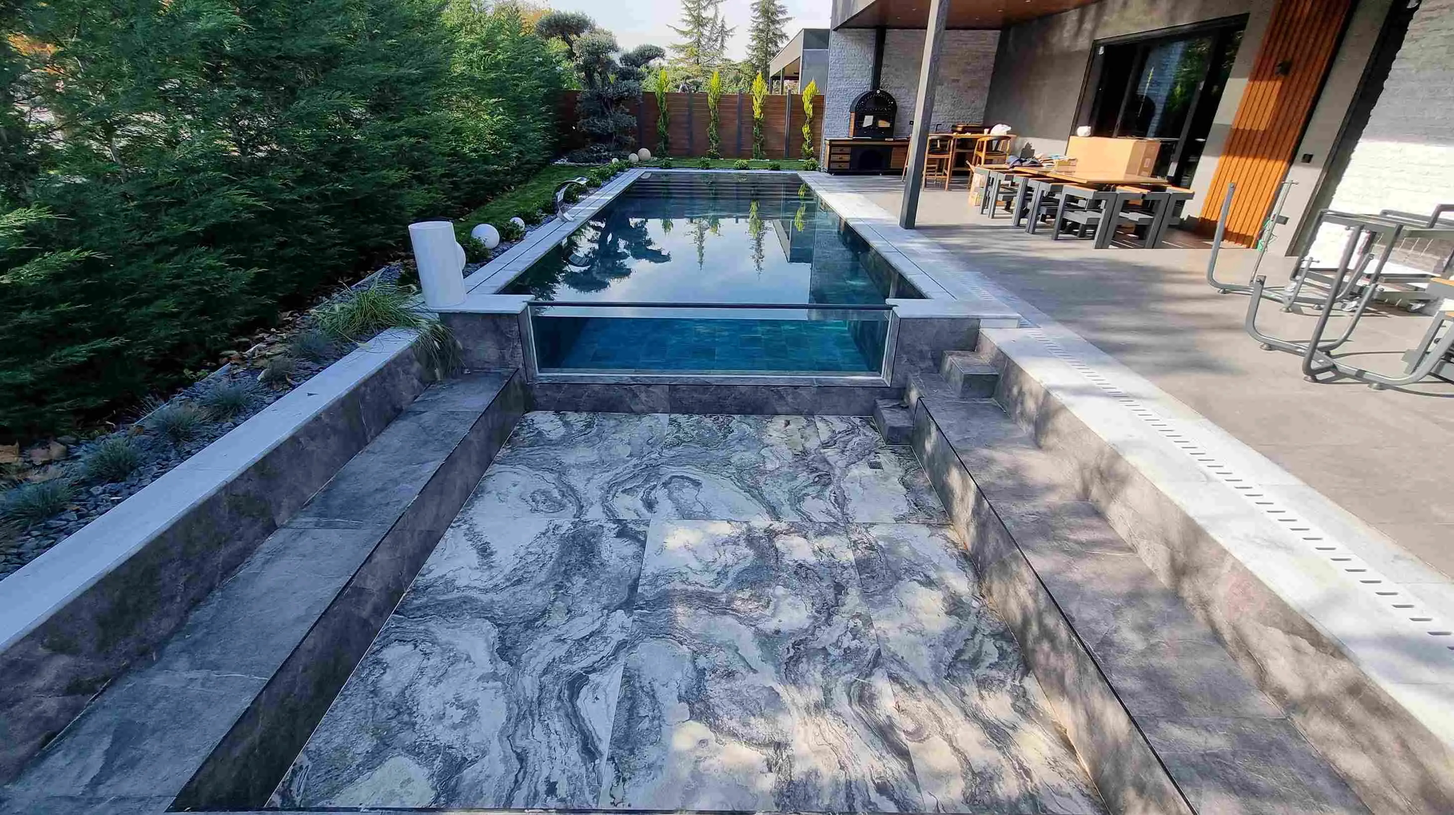 Temiz ve berrak suyuyla göz alıcı bir yüzme havuzu