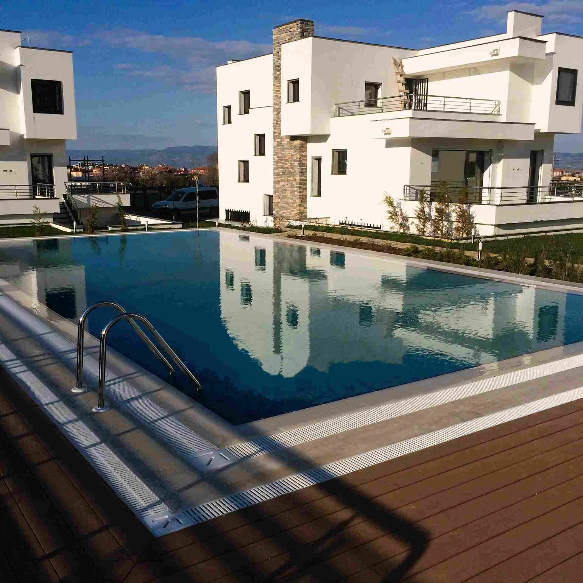 Temiz ve berrak suyuyla göz alıcı bir yüzme havuzu